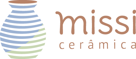 Pessoa trabalhando com cerâmica